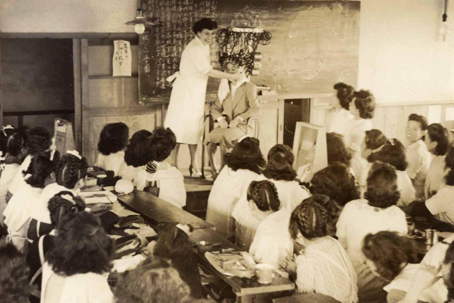 1946年 中野に美容院と美容講習所を開設。