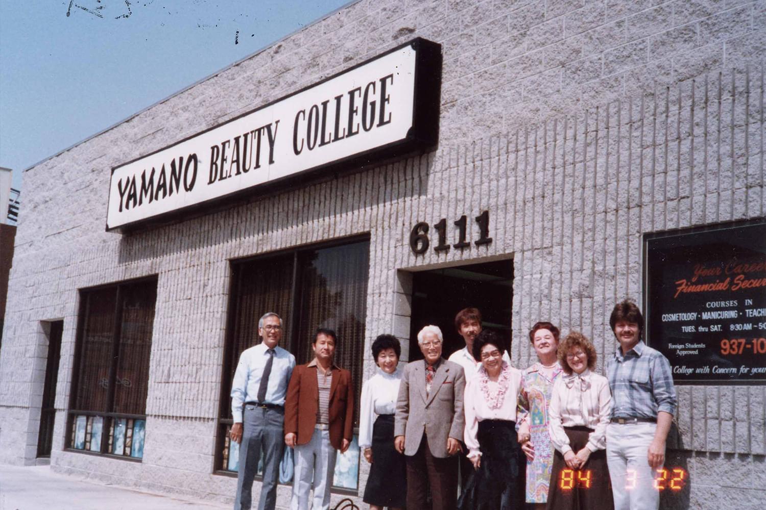 1961年 ヤマノ・ビューティカレッジを開校。