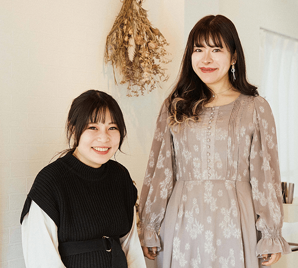 misaki (写真左) /mina (写真右)